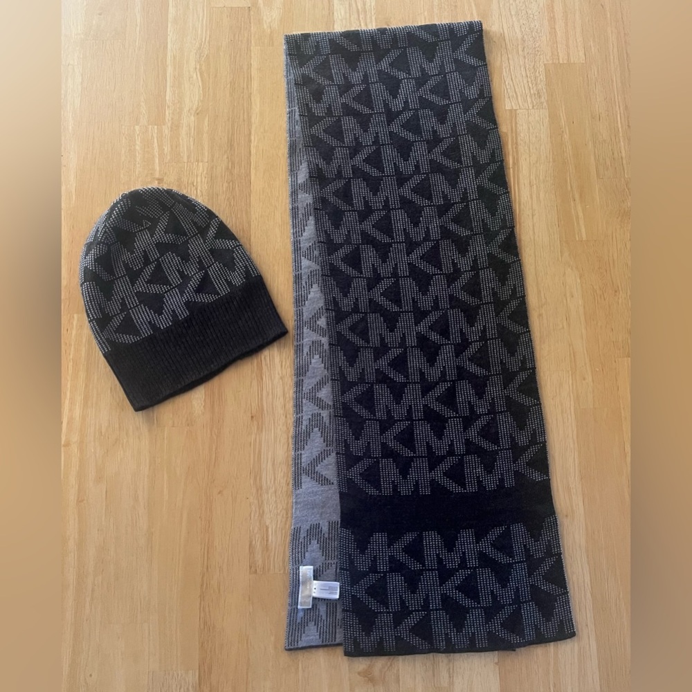 Michael Kors Winter Hat and Scarf Set in Gray and White